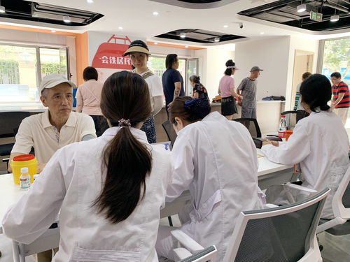 上海六一兒童醫(yī)院走進寶山路街道開展便民服務活動,為居民答疑解惑